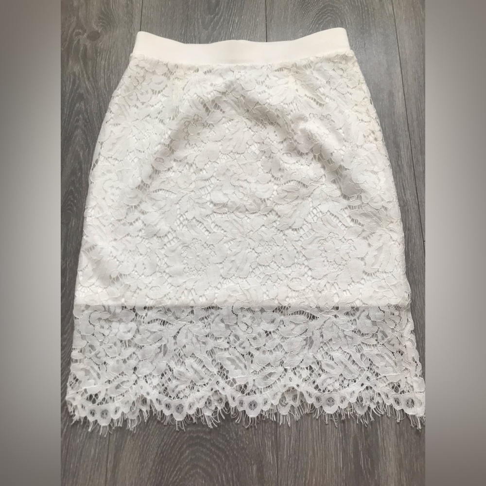 White skirt in size s